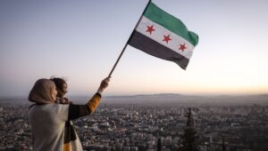 Eine Mutter und ihre Tochter bewundern die Aussicht vom Berg Qasioun mit der neuen syrischen Flagge in Damaskus, Syrien, 19. Dezember 2024. Syrische Rebellen marschierten am 8. Dezember 2024 in Damaskus ein und verkündeten in einer Fernsehansprache die „Befreiung der Stadt Damaskus und den Sturz von Bashar al-Assad“ sowie die Freilassung aller Gefangenen. EPA/ANTONIO PEDRO SANTOS