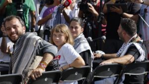 Die Aktivistinnen Greta Thunberg (2. von links) aus Schweden und Yasemin Acar (2. von rechts) aus Deutschland nehmen zusammen mit Mitgliedern der Organisation Flotilla Global Sumud, Thiago Avila (links) und Saif Abukeshek (rechts), am 31. August 2025 an einer Pressekonferenz neben den Schiffen in Barcelona im Nordosten Spaniens teil. Foto: EPA/TONI ALBIR.