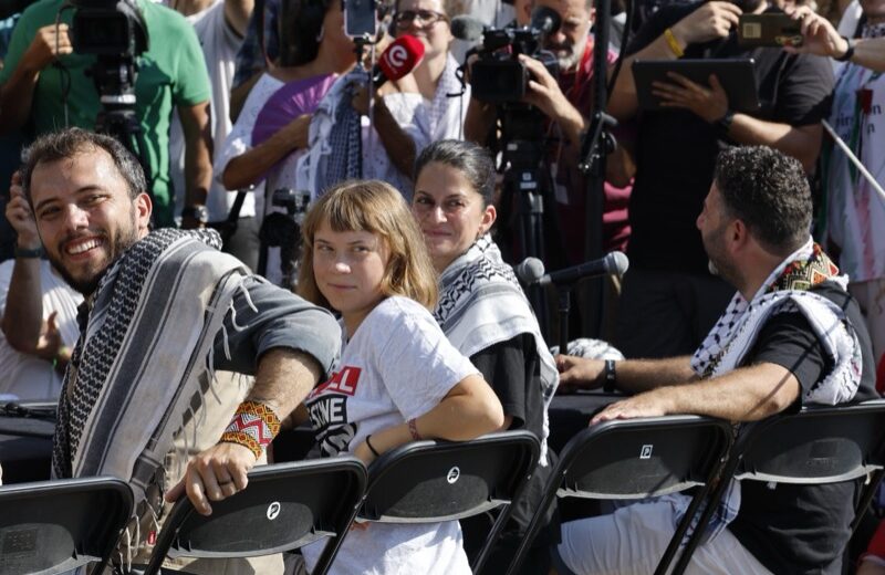 Die Aktivistinnen Greta Thunberg (2. von links) aus Schweden und Yasemin Acar (2. von rechts) aus Deutschland nehmen zusammen mit Mitgliedern der Organisation Flotilla Global Sumud, Thiago Avila (links) und Saif Abukeshek (rechts), am 31. August 2025 an einer Pressekonferenz neben den Schiffen in Barcelona im Nordosten Spaniens teil. Foto: EPA/TONI ALBIR.