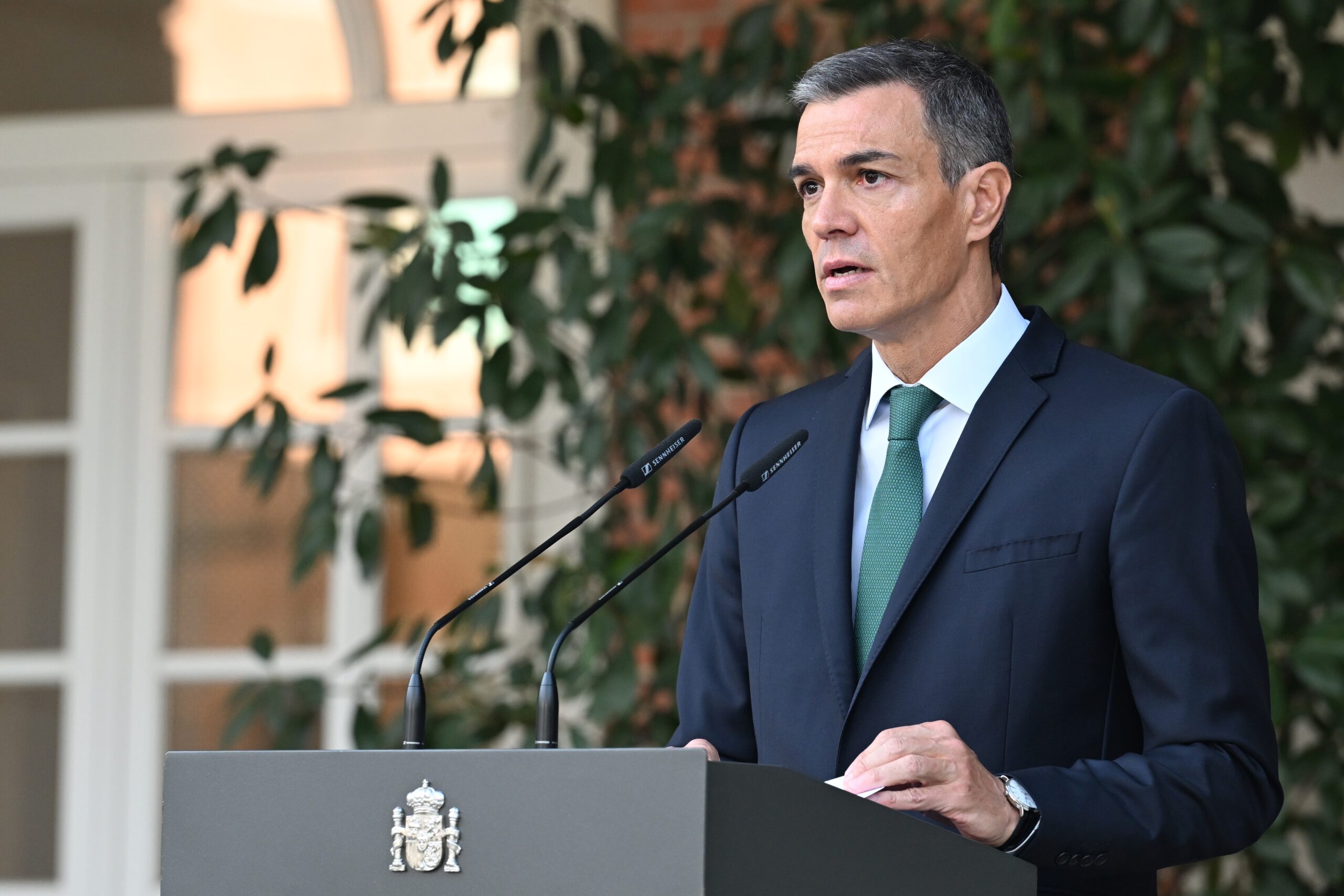 Ein von der spanischen Regierung zur Verfügung gestelltes Foto, das den spanischen Ministerpräsidenten Pedro Sanchez während einer Pressekonferenz im Moncloa-Palast in Madrid, Spanien, am 8. September 2025 zeigt. Sánchez kündigte neue rechtliche Maßnahmen gegen Israel wegen des mutmaßlichen „Völkermords” im Westjordanland an. EPA/BORJA PUIG DE LA BELLACASA HANDOUT