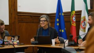 Francesca Albanese, Sonderberichterstatterin der Vereinten Nationen für palästinensische Rechte, in Lissabon, Portugal, Juli 2024. Foto von Rafael Medeiros via Wikimedia Commons.