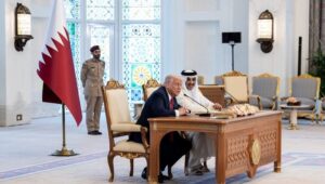 US-Präsident Donald Trump unterzeichnet am 14. Mai 2025 im Amiri Diwan in Doha, Katar, eine Reihe von Abkommen mit dem Emir des Staates Katar, Scheich Tamim bin Hamad Al Thani. Foto: Daniel Torok/Weißes Haus.