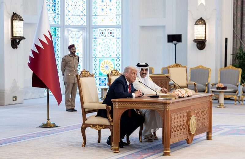 US-Präsident Donald Trump unterzeichnet am 14. Mai 2025 im Amiri Diwan in Doha, Katar, eine Reihe von Abkommen mit dem Emir des Staates Katar, Scheich Tamim bin Hamad Al Thani. Foto: Daniel Torok/Weißes Haus.