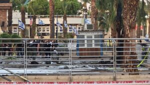 Israelische Sicherheitskräfte am Ort des Drohnenangriffs der Huthis in Eilat, 24. September 2025. Foto: Yehuda Ben Itach/Flash90.