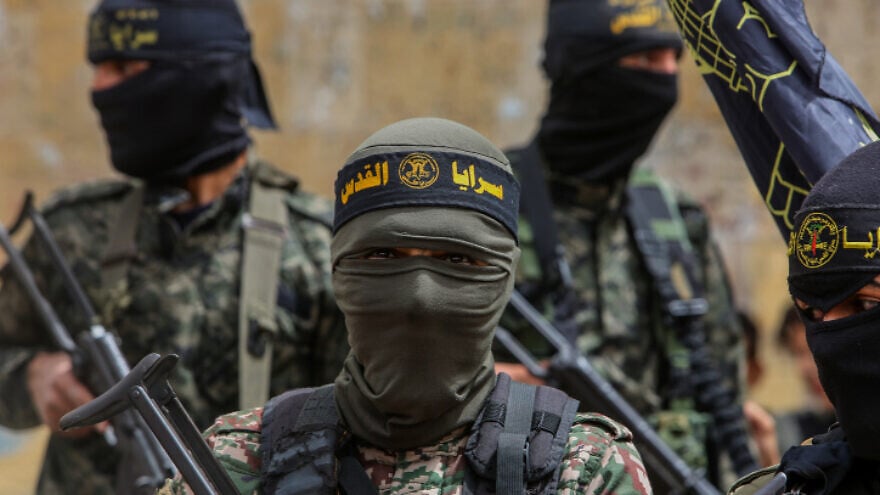Anhänger der Hamas und des Islamischen Dschihad nehmen an einer Kundgebung im südlichen Gazastreifen teil, um einen tödlichen Terroranschlag in Tel Aviv zu feiern, 8. April 2022. Foto: Attia Muhammed/Flash90.