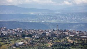 Die Sicherheitsbarriere zwischen Judäa und Samaria, gesehen vom Kibbuz Meirav, mit Jalbun und Dschenin im Hintergrund. Foto: Doron Horowitz/Flash90.