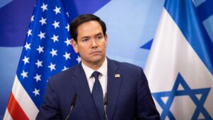 Der US-Außenminister Marco Rubio gibt nach einem Treffen mit dem israelischen Ministerpräsidenten Benjamin Netanjahu im Büro des Ministerpräsidenten in Jerusalem am 16. Februar 2025 eine Pressekonferenz. Foto von Alex Kolomoisky/POOL via Flash90.