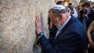 Der US-Botschafter in Israel, Mike Huckabee, besucht am Ende des Tisha B'Av, dem 3. August 2025, die Klagemauer. Foto: Chaim Goldberg/Flash90.