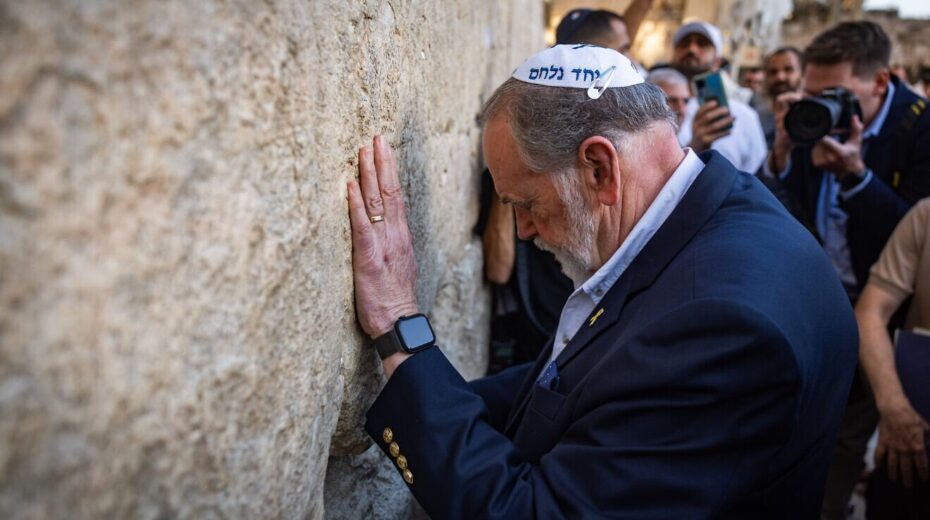 Der US-Botschafter in Israel, Mike Huckabee, besucht am Ende des Tisha B'Av, dem 3. August 2025, die Klagemauer. Foto: Chaim Goldberg/Flash90.