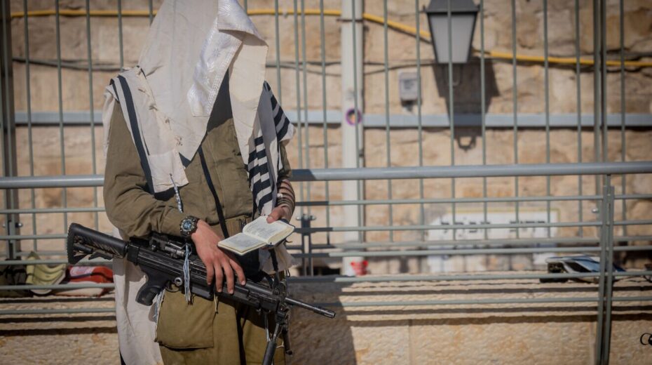 Ultraorthodoxe jüdische Soldaten der Hasmonäer-Brigade nehmen am 6. August 2025 nach Abschluss ihrer siebenmonatigen Grund- und Fortgeschrittenenausbildung an einem Barettmarsch an der Klagemauer in der Altstadt von Jerusalem teil. Foto: Chaim Goldberg/Flash90.