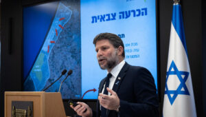 Finanzminister Bezalel Smotrich stellt seinen Vorschlag für einen Sieg in Gaza auf einer Pressekonferenz in Jerusalem am 28. August 2025 vor. Foto: Chaim Goldberg/Flash90