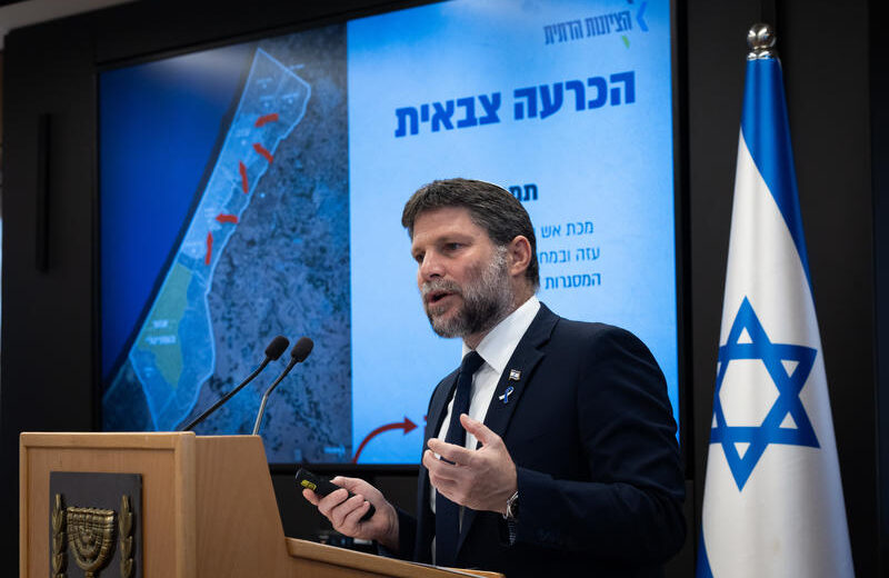 Finanzminister Bezalel Smotrich stellt seinen Vorschlag für einen Sieg in Gaza auf einer Pressekonferenz in Jerusalem am 28. August 2025 vor. Foto: Chaim Goldberg/Flash90