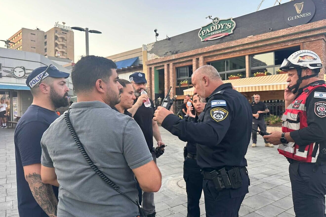 Israelische Sicherheitskräfte am Ort eines Drohnenangriffs der Houthis in Eilat, 24. September 2025. Foto: Israelische Polizei.
