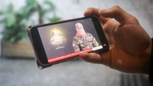 Ein palästinensischer Mann verfolgt eine Rede des Sprechers der Qassam-Brigaden, bekannt als Abu Obeida, in der Stadt Nablus im Westjordanland. 19. Januar 2025. Foto: Nasser Ishtayeh/Flash90