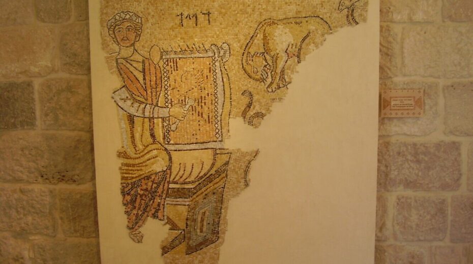 Ein byzantinisches Mosaik, das König David als Orpheus in der antiken Synagoge von Gaza darstellt. Foto von Avishai Teicher/Wikimedia Commons.