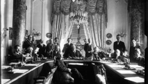 Delegierte auf der Konferenz von San Remo in Italien, 1920. Bildquelle: Mit freundlicher Genehmigung der Bibliothèque Nationale de France über Wikimedia Commons.