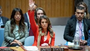Morgan Ortagus, Ministerberaterin der US-Vertretung bei den Vereinten Nationen, stimmt gegen einen Resolutionsentwurf, der Israel auffordert, alle Beschränkungen für Hilfslieferungen nach Gaza aufzuheben, während der 10.000. Sitzung des Rates zur Lage im Nahen Osten, einschließlich der Palästinenserfrage, im UN-Hauptquartier in New York City am 18. September 2025. Foto: Laura Jarriel/U.N. Foto.