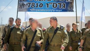 Der Stabschef der israelischen Streitkräfte, Generalleutnant Eyal Zamir, spricht am 2. September 2025 auf der Nachshonim-Basis in Zentralisrael zu Reservisten, die sich zum Dienst melden, und mobilisiert die Streitkräfte vor der Bodenoffensive in Gaza-Stadt. Foto: IDF.