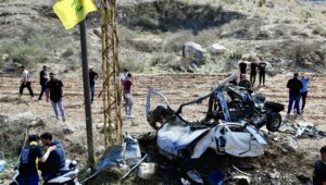 Menschen untersuchen die Trümmer eines Fahrzeugs, das am 25. Oktober 2025 im Dorf Harouf in der Provinz Nabatieh im Südlibanon von einer israelischen Drohne angegriffen wurde. Nach Angaben des libanesischen Gesundheitsministeriums wurde bei einem israelischen Drohnenangriff auf ein Fahrzeug im Dorf Harouf eine Person getötet und eine weitere verletzt. EPA/STRINGER