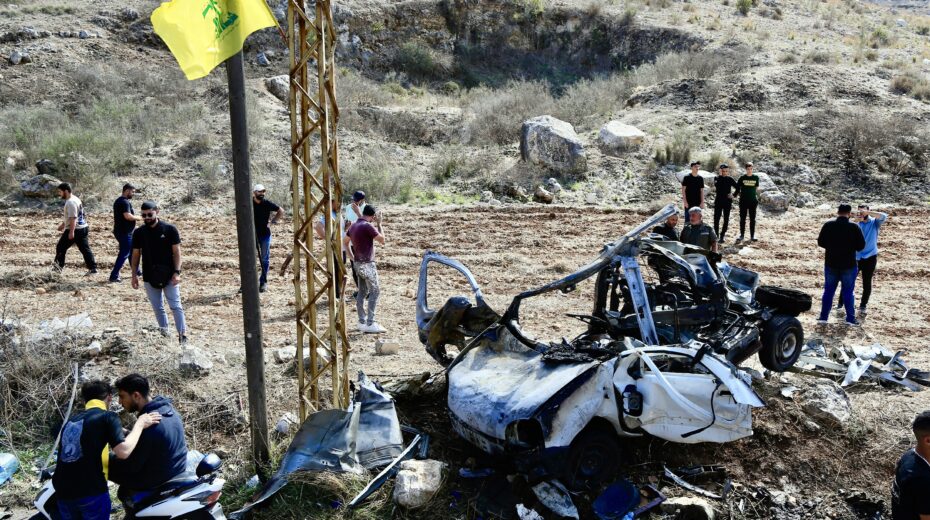 Menschen untersuchen die Trümmer eines Fahrzeugs, das am 25. Oktober 2025 im Dorf Harouf in der Provinz Nabatieh im Südlibanon von einer israelischen Drohne angegriffen wurde. Nach Angaben des libanesischen Gesundheitsministeriums wurde bei einem israelischen Drohnenangriff auf ein Fahrzeug im Dorf Harouf eine Person getötet und eine weitere verletzt. EPA/STRINGER