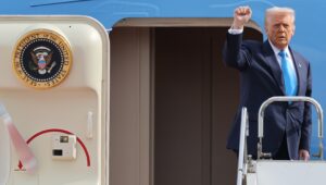 epa12488953 US-Präsident Donald Trump streckt die Hand aus, als er am 29. Oktober 2025 am Flughafen Haneda in Tokio, Japan, an Bord der Air Force One steigt, um nach Südkorea zu fliegen. EPA/Kim Kyung-Hoon / POOL
