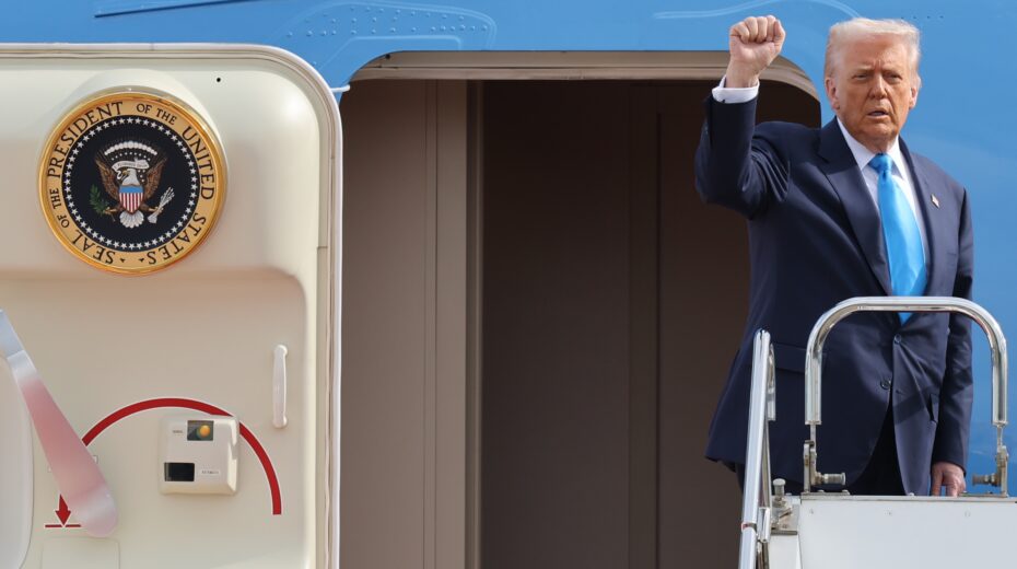 epa12488953 US-Präsident Donald Trump streckt die Hand aus, als er am 29. Oktober 2025 am Flughafen Haneda in Tokio, Japan, an Bord der Air Force One steigt, um nach Südkorea zu fliegen. EPA/Kim Kyung-Hoon / POOL