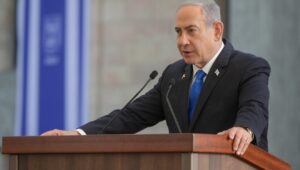 Der israelische Ministerpräsident Benjamin Netanjahu bei einer Gedenkfeier im Knesset in Jerusalem für die Opfer des Massakers der Hamas vom 7. Oktober 2023, 28. Oktober 2024. Foto: Maayan Toaf/GPO.