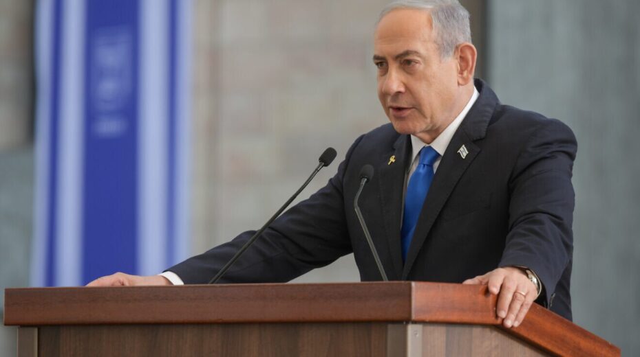 Der israelische Ministerpräsident Benjamin Netanjahu bei einer Gedenkfeier im Knesset in Jerusalem für die Opfer des Massakers der Hamas vom 7. Oktober 2023, 28. Oktober 2024. Foto: Maayan Toaf/GPO.