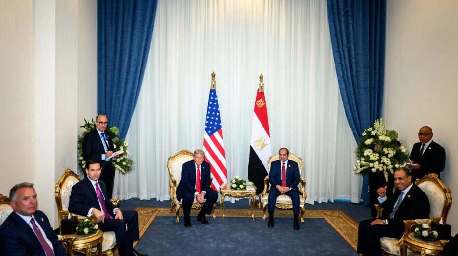 US-Präsident Donald Trump trifft den ägyptischen Präsidenten Abdel Fattah al-Sisi im Tonino Lamborghini International Convention Center in Scharm el-Scheich, Ägypten, 13. Oktober 2025. Foto: Daniel Torok/White House.