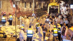 Rettungskräfte und Polizei am Ort eines Selbstmordanschlags in einem überfüllten Bus, bei dem am 19. August 2003 im Jerusalemer Stadtteil Shmuel Hanavi 23 Menschen getötet und mehr als 130 weitere verletzt wurden. Foto: Flash90.