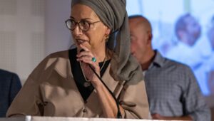 Ditza Or, deren Sohn Avinatan Or im Rahmen des letzten Waffenstillstandsabkommens freigelassen wurde, spricht auf der Konferenz „Die Zukunft von Judäa und Samaria” im Inbal Hotel in Jerusalem am 29. Oktober 2025. Foto: Matt Kaminisky/JNS.