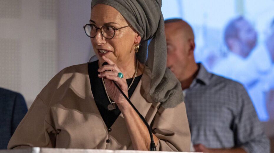 Ditza Or, deren Sohn Avinatan Or im Rahmen des letzten Waffenstillstandsabkommens freigelassen wurde, spricht auf der Konferenz „Die Zukunft von Judäa und Samaria” im Inbal Hotel in Jerusalem am 29. Oktober 2025. Foto: Matt Kaminisky/JNS.