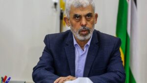 Yahya Sinwar, der Anführer der Hamas im Gazastreifen, empfängt am 13. April 2022 palästinensische Fraktionen in Gaza-Stadt zu einem Treffen. Foto: Attia Muhammed/Flash90.