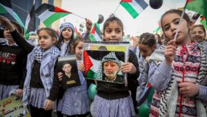 Palästinenser versammeln sich am 22. April 2024 in der judäischen Stadt Hebron, um ihre Unterstützung für Terroristen zu bekunden, die in israelischen Gefängnissen inhaftiert sind. Foto: Wisam Hashlamoun/Flash90.