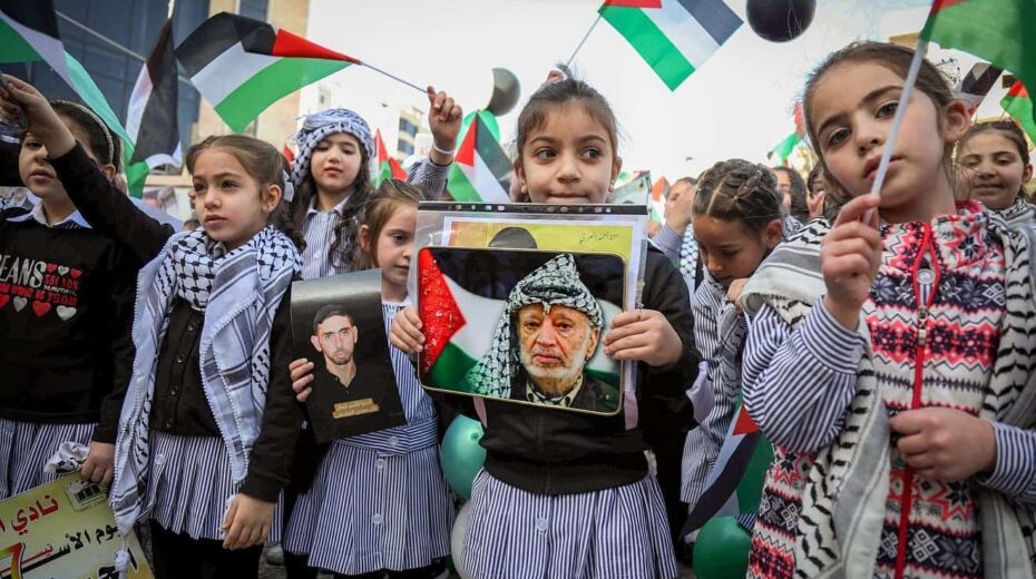 Palästinenser versammeln sich am 22. April 2024 in der judäischen Stadt Hebron, um ihre Unterstützung für Terroristen zu bekunden, die in israelischen Gefängnissen inhaftiert sind. Foto: Wisam Hashlamoun/Flash90.