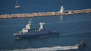Ein Kriegsschiff der israelischen Marine patrouilliert am 1. August 2024 vor der Küste von Haifa. Foto: Chaim Goldberg/Flash90