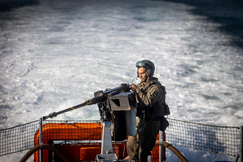 Soldaten der israelischen Marine operieren am 6. August 2024 auf Marineschiffen vor der Küste der südlichen israelischen Stadt Ashdod. Foto: Chaim Goldberg/Flash90
