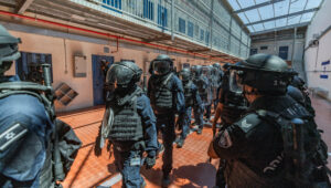 Mitglieder der Keter-Einheit, einer israelischen Gefängnisdienst-Einsatztruppe, während einer Operation im Ofer-Gefängnis in der Nähe von Jerusalem, 28. August 2024. Foto von Chaim Goldberg/Flash90