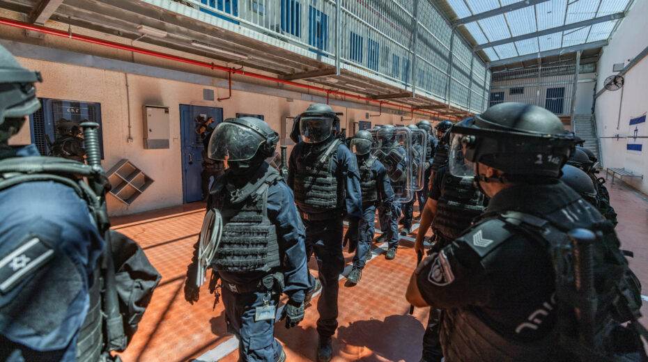 Mitglieder der Keter-Einheit, einer israelischen Gefängnisdienst-Einsatztruppe, während einer Operation im Ofer-Gefängnis in der Nähe von Jerusalem, 28. August 2024. Foto von Chaim Goldberg/Flash90