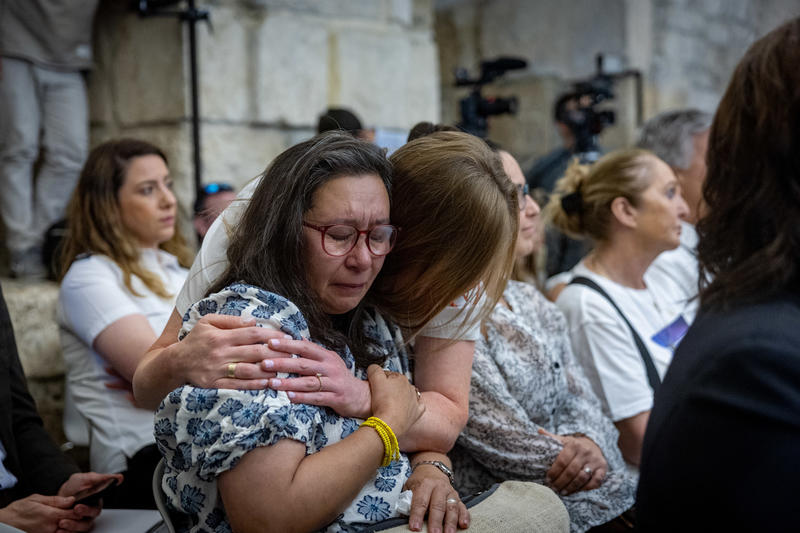 Die ehemalige Geisel Karina Engel nimmt an einer besonderen Zeremonie für einen neuen kugelsicheren Krankenwagen teil, der von der Harvest Christian Fellowship an Magen David Adom gespendet wurde, im Turm Davids in der Altstadt von Jerusalem, 1. Juni 2025. Foto: Chaim Goldberg/Flash90