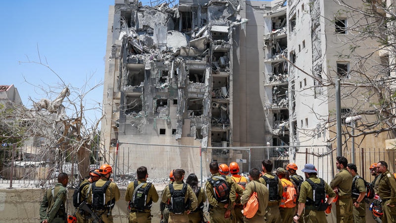 Such- und Rettungsteams der israelischen Streitkräfte begutachten am 24. Juni 2025 die Schäden, die eine iranische ballistische Rakete an einem Wohngebäude in Beerscheba verursacht hat. Foto: David Cohen/Flash90