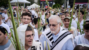 Hunderte nehmen während des jüdischen Laubhüttenfestes an einer Gebetszeremonie auf dem Geiselplatz in Tel Aviv teil. 10. Oktober 2025. Foto: Avshalom Sassoni/FLASH90