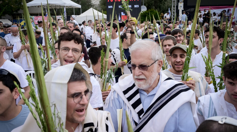 Hunderte nehmen während des jüdischen Laubhüttenfestes an einer Gebetszeremonie auf dem Geiselplatz in Tel Aviv teil. 10. Oktober 2025. Foto: Avshalom Sassoni/FLASH90