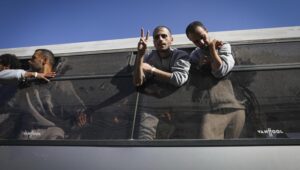 Palästinensische Terroristen, die im Rahmen eines Waffenstillstandsabkommens zwischen Israel und der Hamas aus israelischen Gefängnissen entlassen wurden, kommen am 13. Oktober 2025 in Khan Yunis im südlichen Gazastreifen an. Foto: Abed Rahim Khatib/Flash90