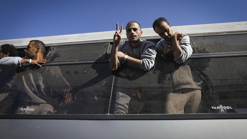Palästinensische Terroristen, die im Rahmen eines Waffenstillstandsabkommens zwischen Israel und der Hamas aus israelischen Gefängnissen entlassen wurden, kommen am 13. Oktober 2025 in Khan Yunis im südlichen Gazastreifen an. Foto: Abed Rahim Khatib/Flash90