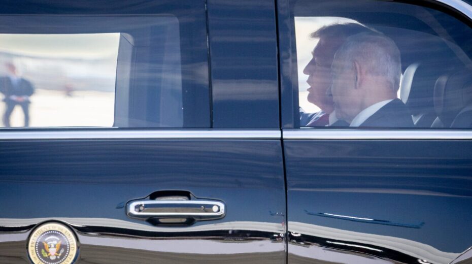 US-Präsident Donald Trump und Israels Ministerpräsident Benjamin Netanjahu in Tel Aviv, 13. Oktober 2025. Foto: Noam Revkin Fenton/Flash90.