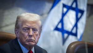 US-Präsident Donald Trump nimmt am 13. Oktober 2025 an einer zu seinen Ehren abgehaltenen Sondersitzung der Knesset, dem israelischen Parlament in Jerusalem, teil. Foto: Yonatan Sindel/Flash90