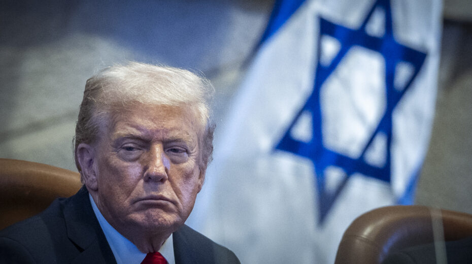 US-Präsident Donald Trump nimmt am 13. Oktober 2025 an einer zu seinen Ehren abgehaltenen Sondersitzung der Knesset, dem israelischen Parlament in Jerusalem, teil. Foto: Yonatan Sindel/Flash90