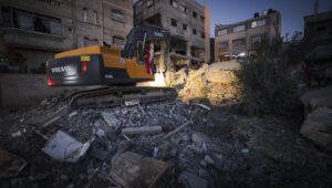 Mitglieder der Qassam-Brigaden suchen mit schwerem Gerät nach den Leichen israelischer Geiseln im Flüchtlingslager Nuseirat im zentralen Gazastreifen, 27. Oktober 2025. Foto: Ali Hassan/Flash90