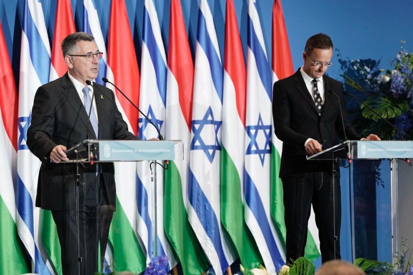 Der israelische Außenminister Gideon Sa'ar (links) während einer Pressekonferenz mit dem ungarischen Außenminister Péter Szijjártó in Budapest, Ungarn, am 27. Oktober 2025. Foto: Israelische Botschaft in Ungarn.